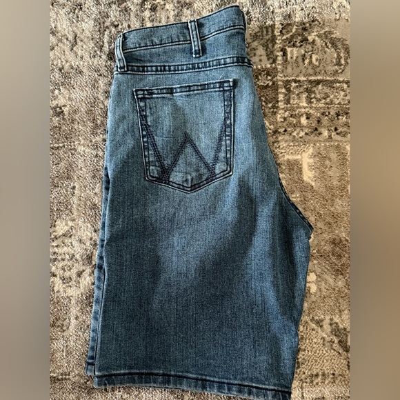 Men’s Wrangler Blue Jean Shorts, Size 33” - Picture 3 of 3